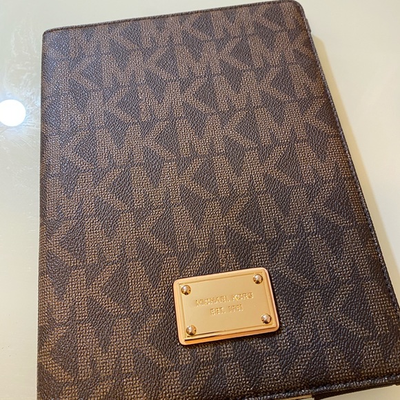 New Michael Kors Tablet Cover - Picture 1 of 6